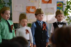 В этот праздник мы чествуем дедов, Защитивших родную страну, Подарившим народам Победу И вернувшим нам мир и весну!