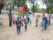 прогулка и подвижные игры на свежем воздухе октябрь 2017г.