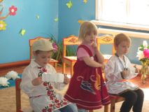 Ну-ка, гармонист Антошка,  Доставай свою гармошку.  Чтобы ноги в пляс пошли,  Нас скорей развесели.