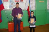 Директор школы вручает Храповой Ирине грамоту районо