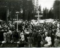 Освящение места под строительство церкви. Установление Креста. 1 мая 1993 г. Фото из домашнего архива В.Н. Краева (1)